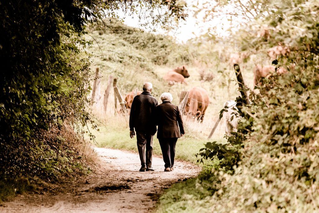 pareja-paseando